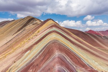 Peru 'da Gökkuşağı Dağı olarak da bilinir.
