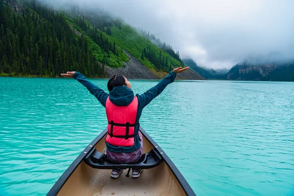 Žena s výhledem na jezero Louise z kanoe — Stock fotografie