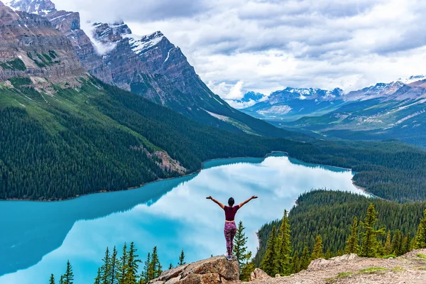 Frau genießt den Blick auf den Peyto-See, Alberta, Kanada — Stockfoto