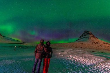 Arka planda Kirkjufell olan güzel Kuzey Işıkları İzlanda