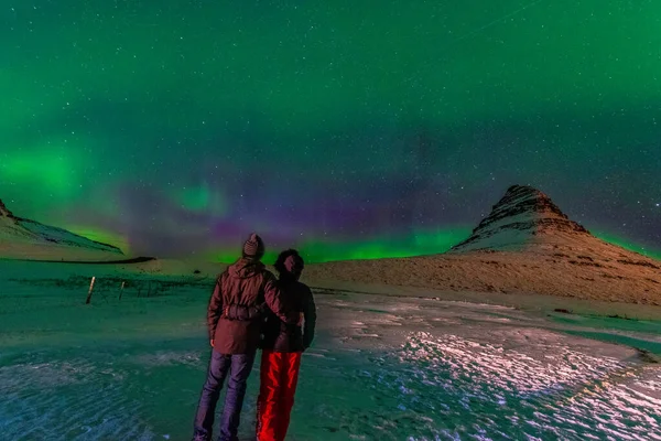 Arka planda Kirkjufell olan güzel Kuzey Işıkları İzlanda