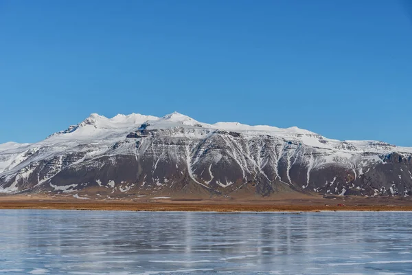 Hermosas montañas nevadas vistas desde la carretera en Islandia — Foto de Stock