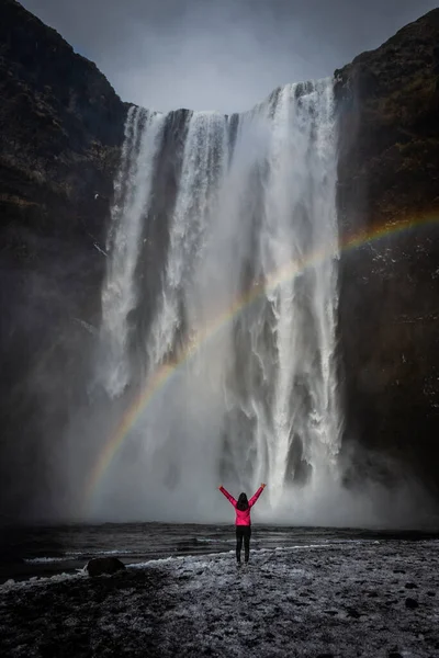 Woman enjoying the view of Skogafoss waterfall at Iceland — 스톡 사진