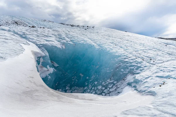 Agujeros en glaciares gruesos Islandia — Foto de Stock