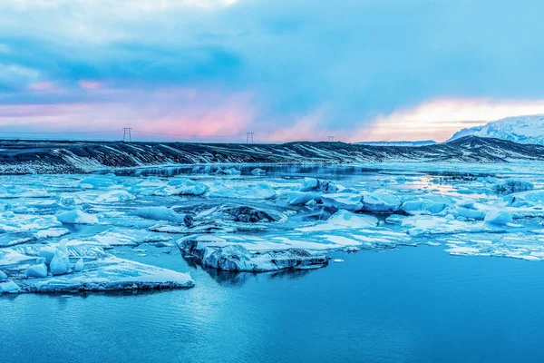 Icebergs bleutés flottant sur la belle lagune de Jokulsarlon Islande — Photo