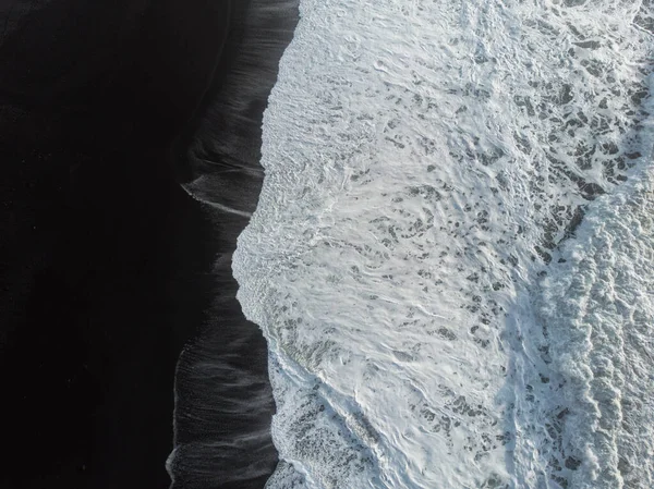 Schöner Blick auf den schwarzen Sandstrand aus der Luft Island — Stockfoto