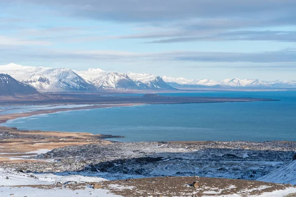 Beautiful view of snowcapped mountains along the Icelandic highway — 스톡 사진