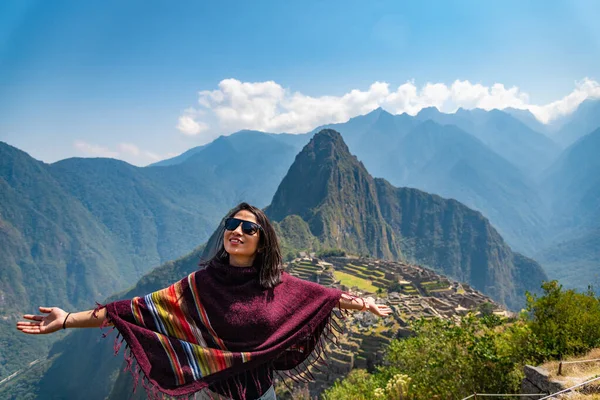 Mujer disfrutando de la vista de Machu Picchu Perú Sudamérica — Foto de Stock