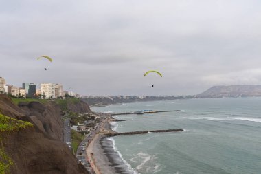 Lima Pasifik sahili üzerinde paraşütle atlayan adam Peru Güney Amerika