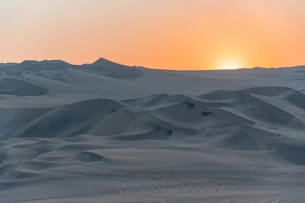 Hermosa vista del atardecer en el desierto de Huacachina Perú América del Sur — Foto de Stock