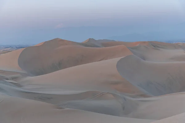 Hermosa vista de las dunas de arena de Huacachina durante la hora dorada Perú América del Sur —  Fotos de Stock