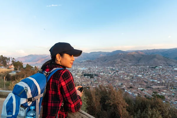 Žena těší nádherný výhled na Rainbow Mountain Peru Jižní Amerika — Stock fotografie