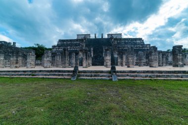 Güzel Chichen Itza Maya Yucatan Meksika 'yı harabeye çevirdi.