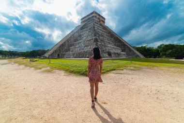 Arka planda Chichen Itza Maya Harabeleri olan kadın Yucatan Meksika