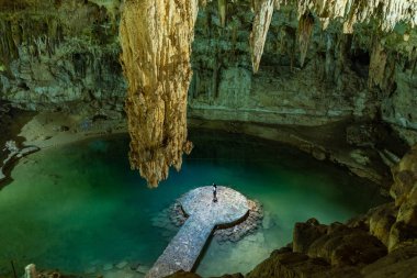 Yucatan 'ın en tepesinden Suytun Cenote manzarasının keyfini çıkaran kadın Kuzey Amerika