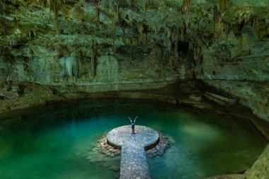 Yucatan 'ın en tepesinden Suytun Cenote manzarasının keyfini çıkaran kadın Kuzey Amerika