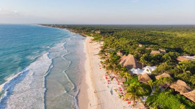 Kuzey Amerika 'da gün doğumunda Tulum sahilinin güzel manzarası