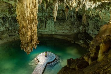 Yucatan 'ın en tepesinden Suytun Cenote manzarasının keyfini çıkaran adam Kuzey Amerika