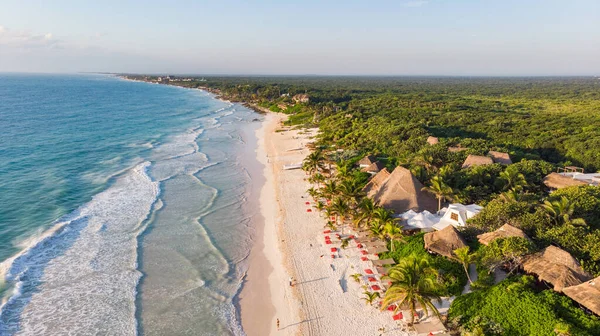 Kuzey Amerika 'da gün doğumunda Tulum sahilinin güzel manzarası