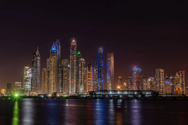Dubai Uae 'deki Palm Jumeirah' dan gece Dubai Marina 'nın inanılmaz manzarası.