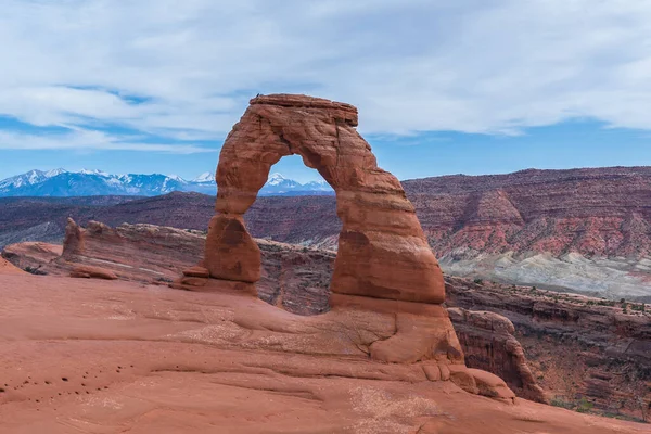 Güneşli bir günde Arches Ulusal Parkı Utah 'ta güzel narin kemer..