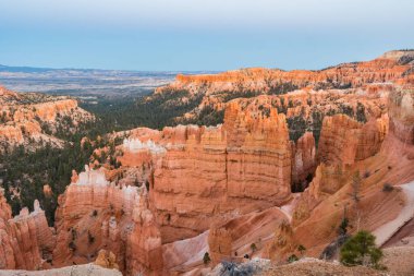 Bryce Canyon Ulusal Parkı Utah 'taki kırmızı kabadayıların muhteşem manzarası..