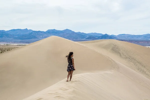 Mujer Disfrutando Vista Mesquite Flat Sand Dunes Parque Nacional Death —  Fotos de Stock