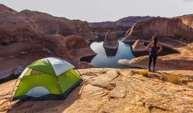 Arizona Usa 'daki Yansıma Kanyonu' nun inanılmaz manzarasının tadını çıkaran kadın..