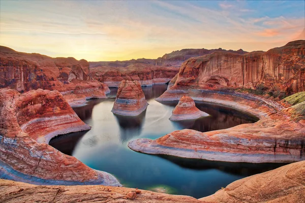 Arizona Usa 'da güneş doğarken yansıma kanyonunun muhteşem manzarası.