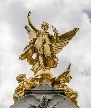 Londra 'daki Buckhingham Sarayı' nın önündeki Kraliçe Victoria Anıtı..