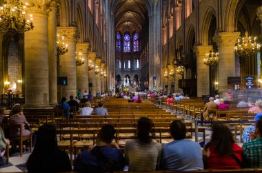 Paris 'teki Notra Dame Şapeli' nin muhteşem iç manzarası.