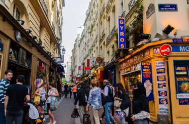 Paris 'te bir yerlerde güzel sokaklar Fransa