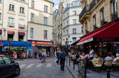 Paris 'te bir yerlerde güzel sokaklar Fransa