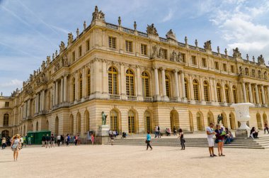 Paris 'te güneşli bir günde Versailles' in güzel manzarası