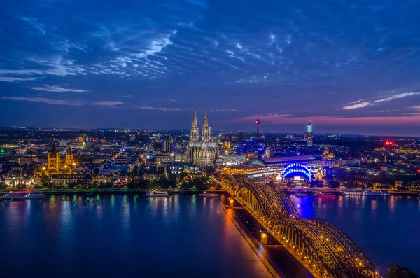 Geceleri Köln Katedrali 'nin muhteşem manzarası, Köln Almanya