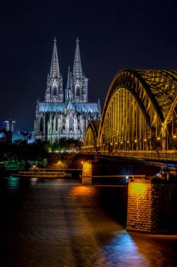 Geceleri Köln Katedrali 'nin muhteşem manzarası, Köln Almanya