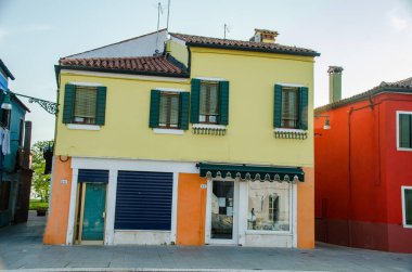 Avrupa 'da Burano İtalya' da İspanyol şatafatlı çatısı olan güzel bir ev.