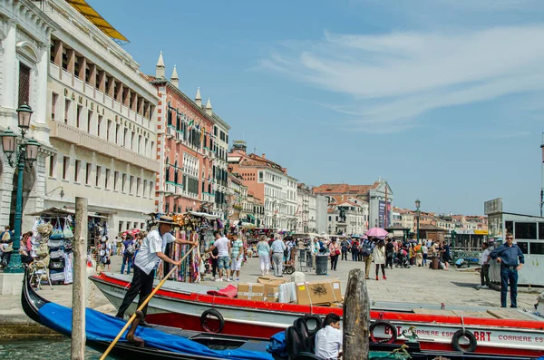 Venecia Italia Mayo 2015 Pescador Atracando Barco Alrededor Del Gran — Foto de Stock