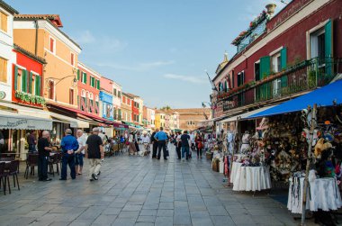Venedik, İtalya 18 Mayıs 2015: Avrupa 'daki Burano Venedik İtalya' da güzel renkli evler