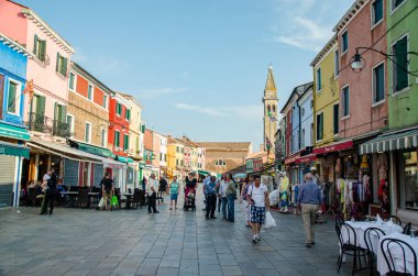 Venedik, İtalya 18 Mayıs 2015: Avrupa 'daki Burano Venedik İtalya' da güzel renkli evler