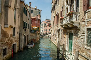 Venedik, İtalya 18 Mayıs 2015: Venedik İtalya 'daki evlerin balkonunda güzel saksılar