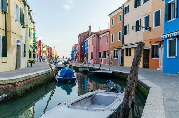 Venezia Maggio 2015 Veduta Bellissimi Canali Barche Attraccate Lungo Passerelle — Foto Stock