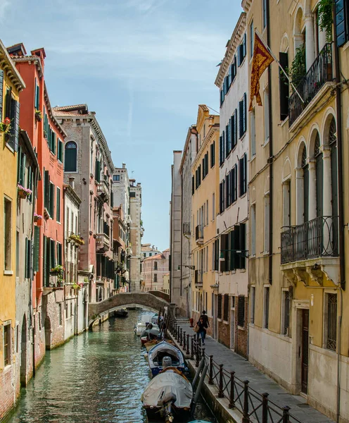 Venezia Maggio 2015 Ponte Che Collega Lati Opposti Dei Canali — Foto Stock