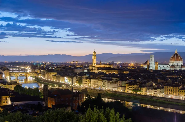 フィレンツェの背景にパラッツォ ヴェッキオ塔と日没時のフィレンツェの素晴らしい景色イタリア — ストック写真