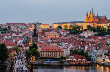 Prag 'da arkasında Charles Köprüsü ve St Vitus Katedrali olan güzel Prag, Çek Cumhuriyeti