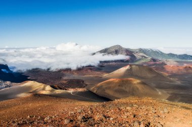 Maui Hawaii Usa 'daki Haleakala Ulusal Parkı' ndaki kraterlerin görkemli manzarası