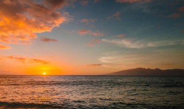 Maui Hawaii Usa 'daki Kaanapali plajında gün batımının inanılmaz manzarası.