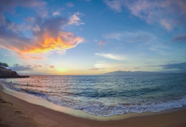 Maui Hawaii Usa 'daki Kaanapali plajında gün batımının inanılmaz manzarası.