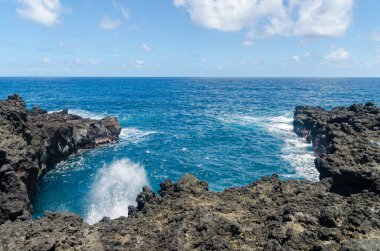 Pasifik Okyanusu 'nun Maui Hawaii Usa' daki Hana 'ya uzanan güzel manzarası.