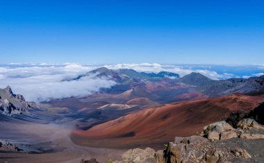 Maui Hawaii Usa 'daki Haleakala Ulusal Parkı' ndaki kraterlerin görkemli manzarası